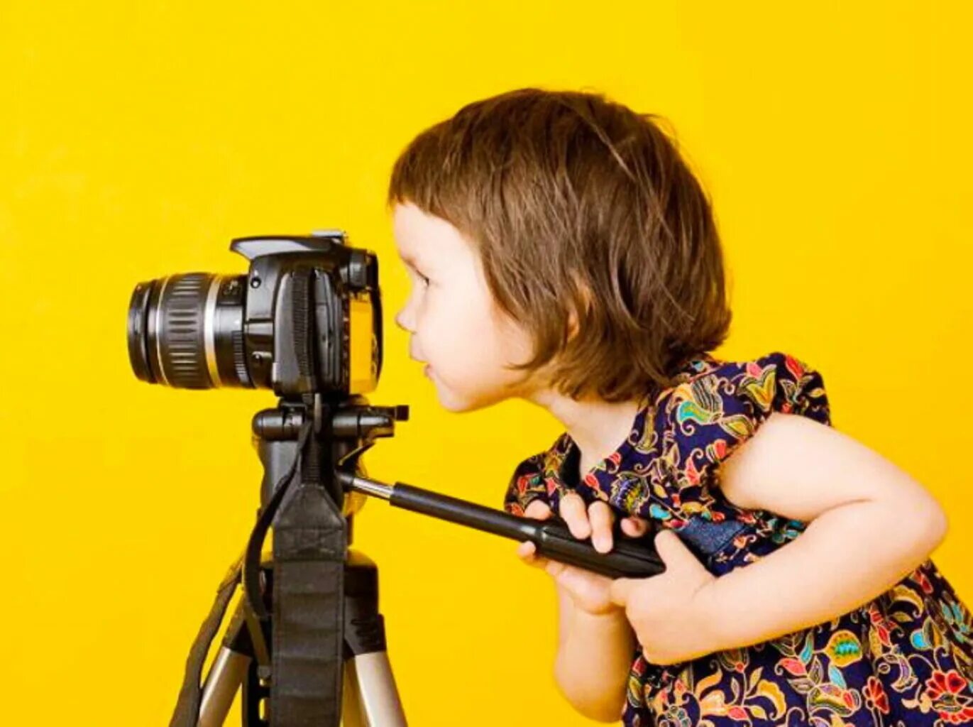 Фотокружок. Фотокружок для детей. Фотоаппарат для детей. Ребенок с камерой. Ребенок фотографирует.