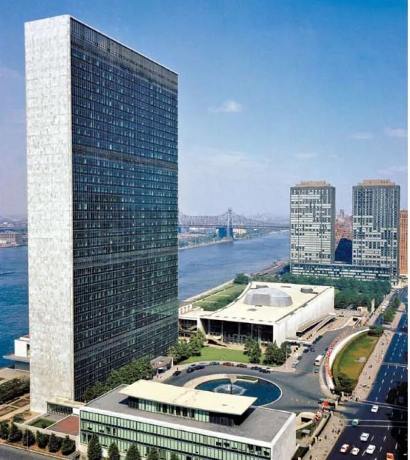 Город штаб оон. Штаб-квартира ООН В Нью-Йорке. Здание штаб-квартиры ООН В Нью-Йорке. Центральные учреждения ООН В Нью-Йорке. Секретариат ООН здание.