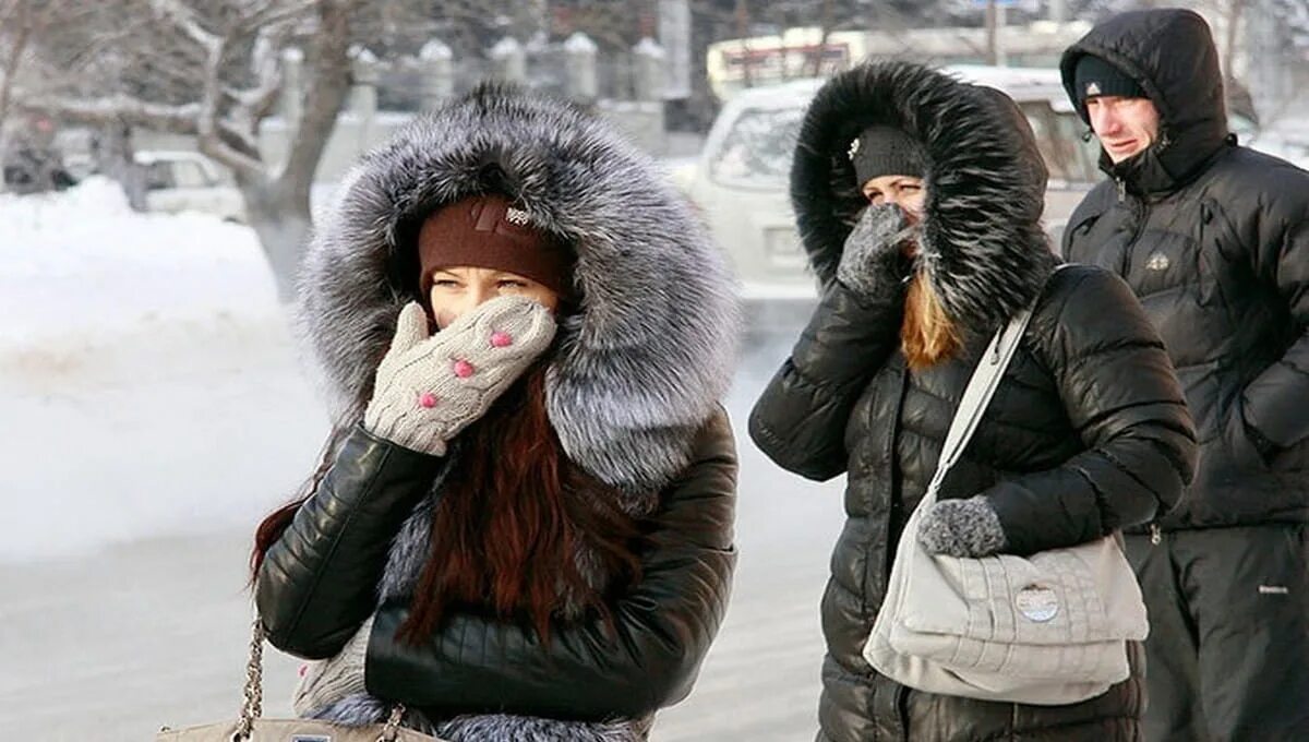 Люди зимой. Сильный Мороз на улице. Люди в зимней одежде. Человек на морозе.