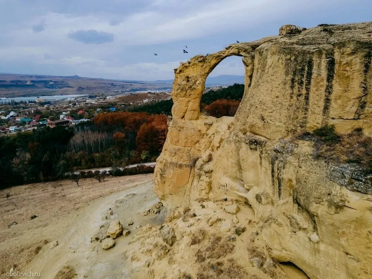 Камни ставропольского края. Лермонтовская скала Кисловодск кольцо-гора. Гора кольцо Пятигорск. Гора кольцо Ставропольский край. Боргустанский хребет в Кисловодске.