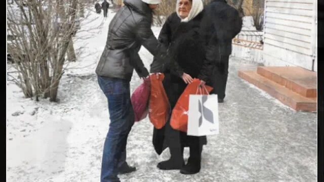 И донести ее до. Помочь донести сумки. помог бабушке донести сумки. бабушка несет сумки. ребенок помогает нести сумки.