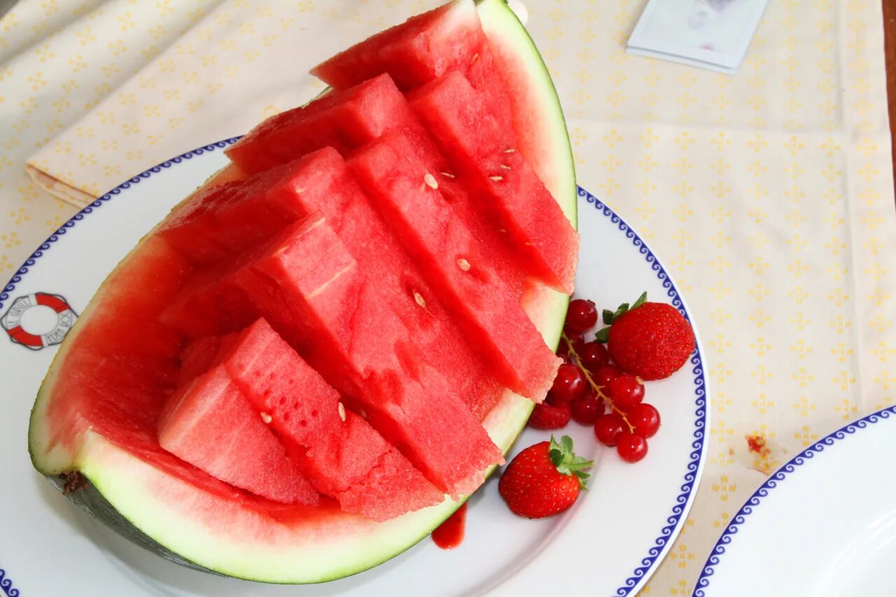 Арбуз лодочкой как нарезать. Summer Watermelon. Арбуз в разрезе фото красивое. Watermelon Slice. График арбуз