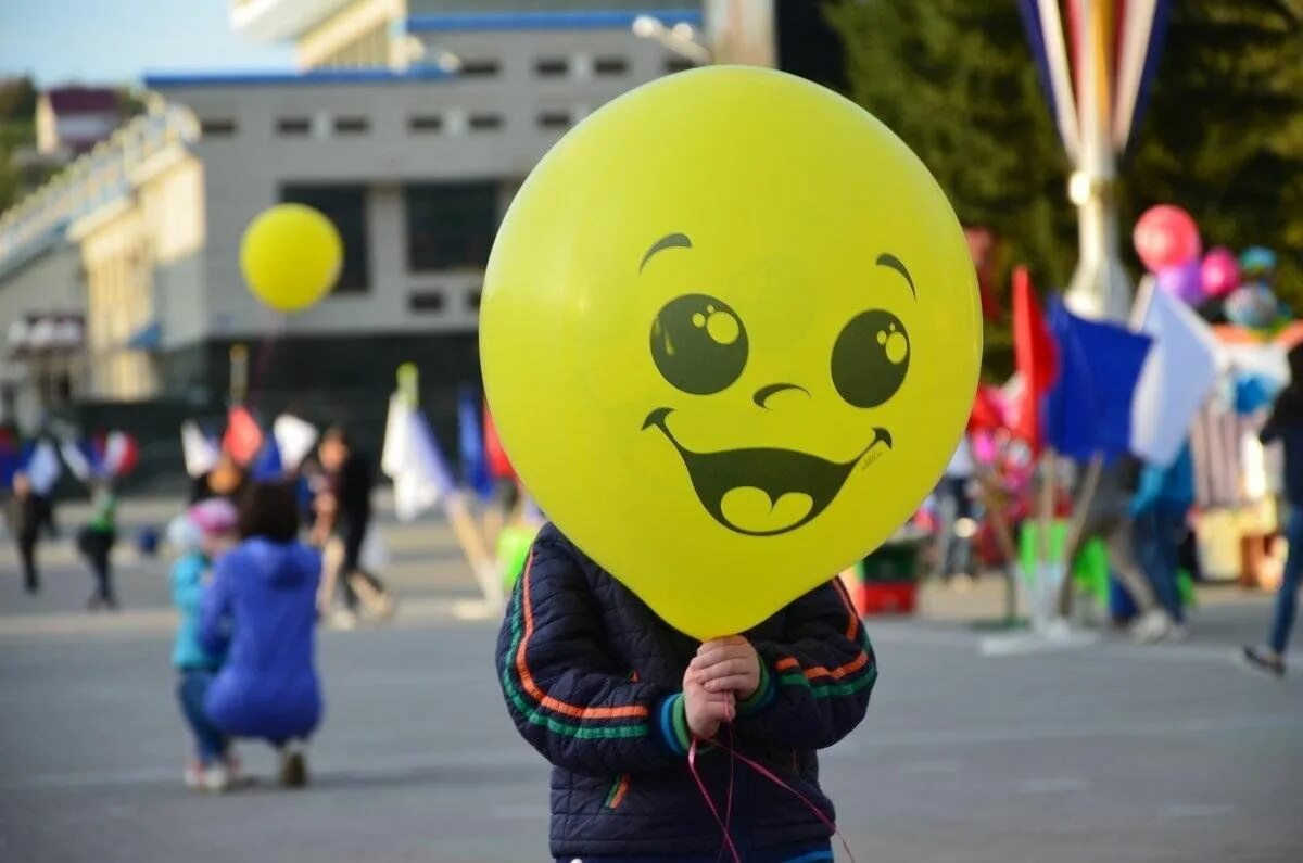 Улыбка шаров. Воздушный шарик с улыбкой. Веселый шар. Шарик улыбается. Воздушные шарики улыбаются.