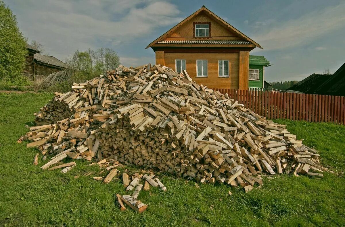 Поленница в деревне. Березовые дрова. Куча дров. Березовое полено. Приму дрова