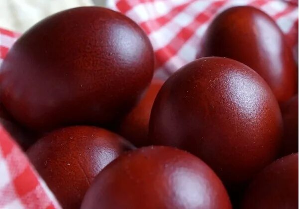 Покрасить красные яйца. Красное яйцо. Красные яйца на Пасху. Коричневые яйца на Пасху. Крашеные яйца красные.