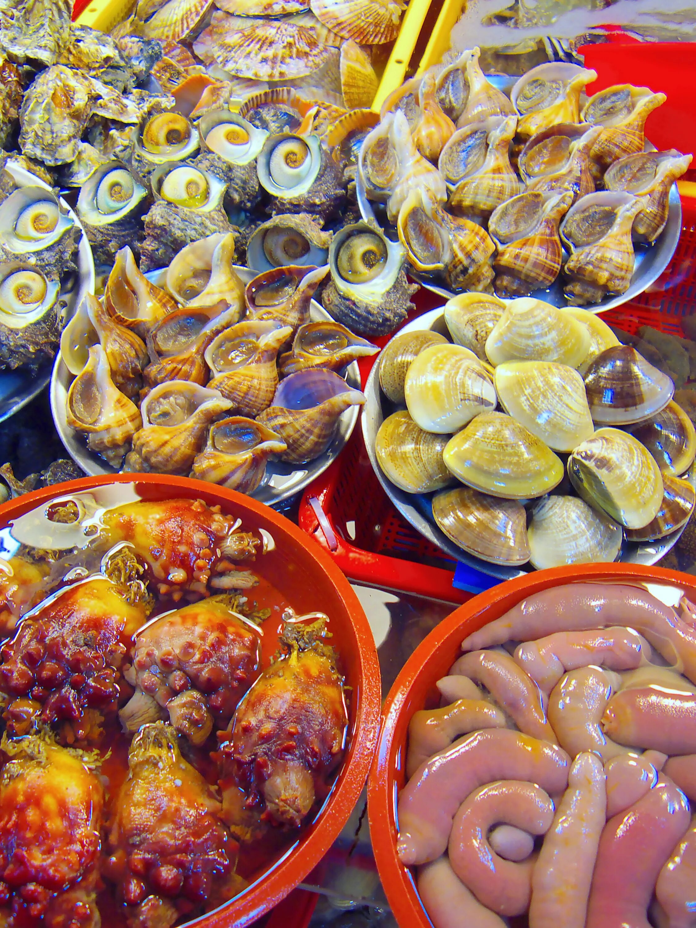 Корейские морские деликатесы. Корейская еда морепродукты. Корейская еда на рынке. Необычная еда.