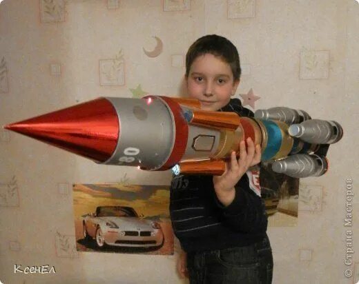 Ракета поделка. Необычный макет ракеты. Ракета из подручных материалов. Ракета поделка для детей.