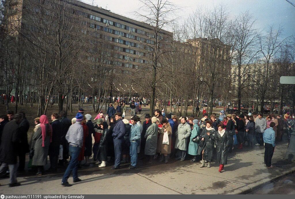 Наследнтеи пеовоц лчереди. 1 очередь. Очередь в первый макдональдс в москве 1990. 1 очередь. 1 очередь.