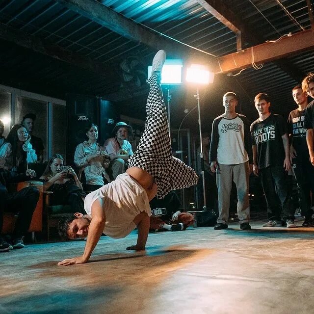 брейк дансер сергей чернышев. брейк танцы. танцы не сложные но крутые видео. виктор гребенюк брейк данс. брейк дансер андрей новиков.