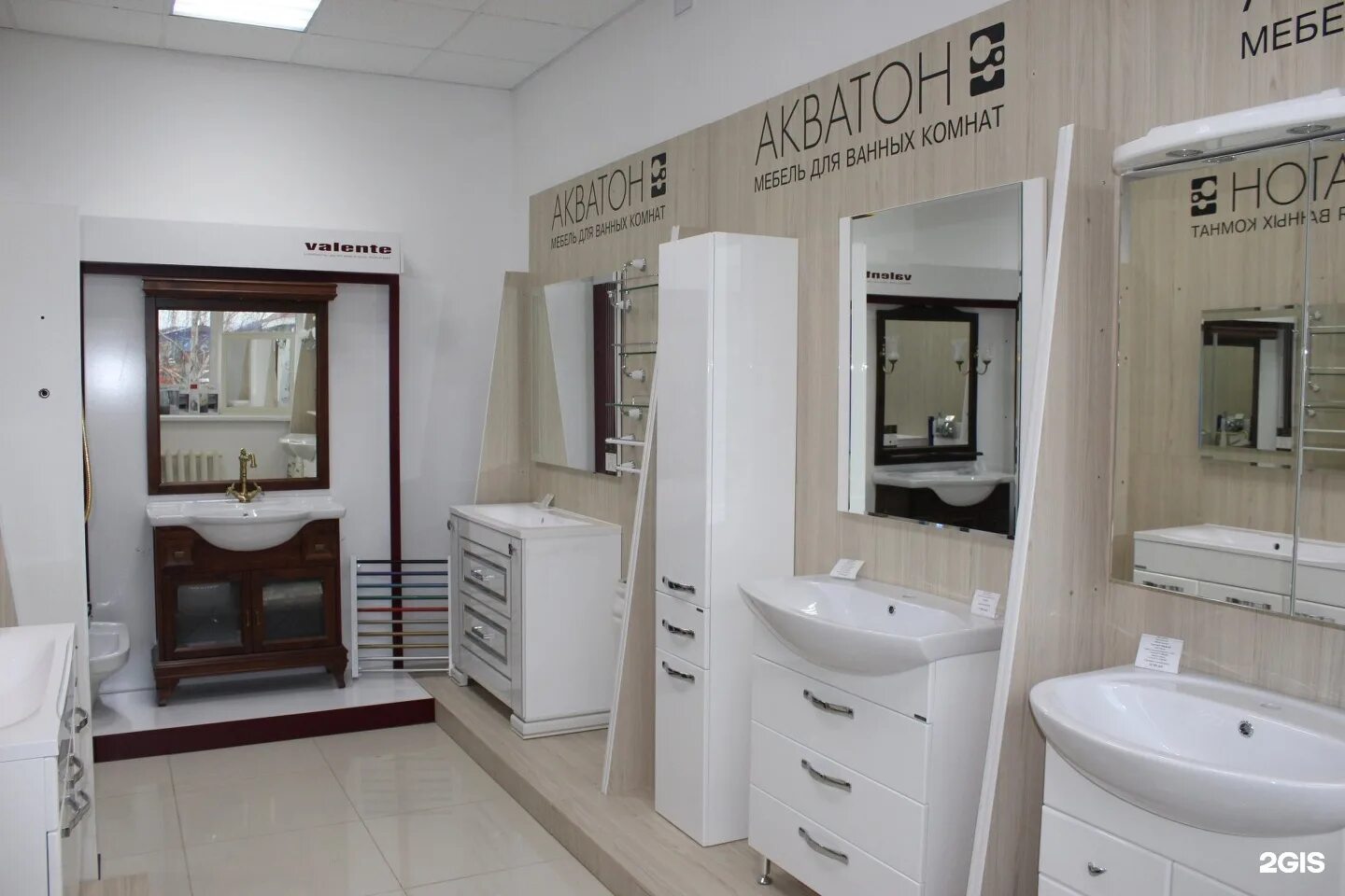 Салон в гагаринский. Фон для ногтевой студии. Магазин garmin в дубае. Империя золота богородицк. Магазин империя золота в узловой.