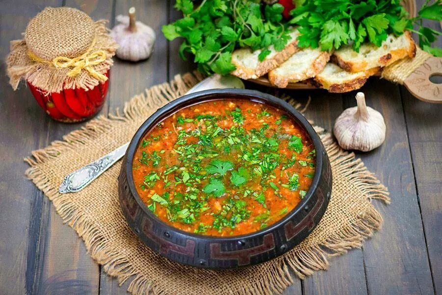 Кучмачи на кеци. Джигари опалиха доставка. Кинза по грузински рецепт. Грузинский сациви. Салат с фасолью и гранатом грузинский.