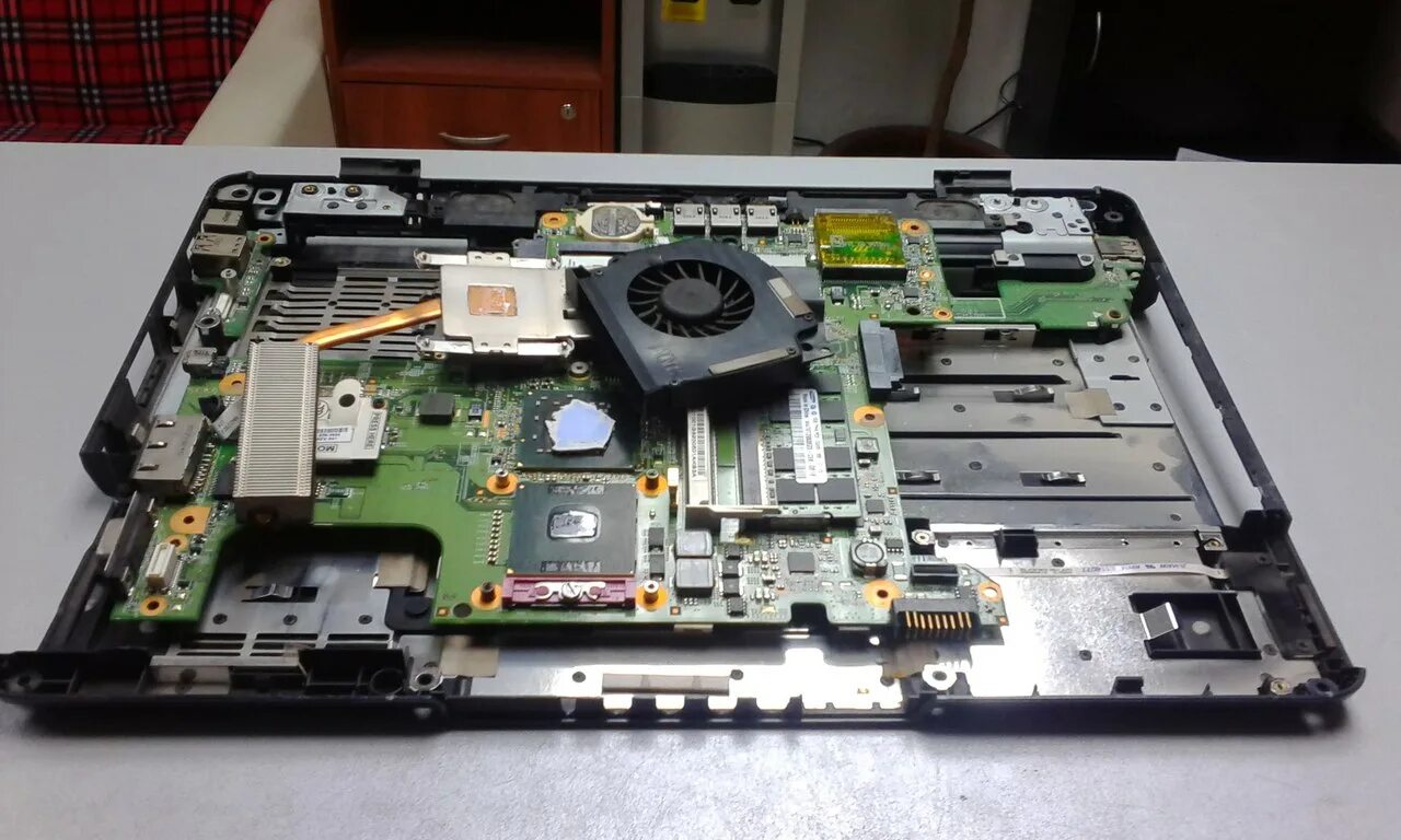 Vostro 14 5680. Жесткий диск на ноутбук делл. Починка ноутбука dell. Отремонтировать ноутбук dell. Плата ноутбука dell inspiron 1720.