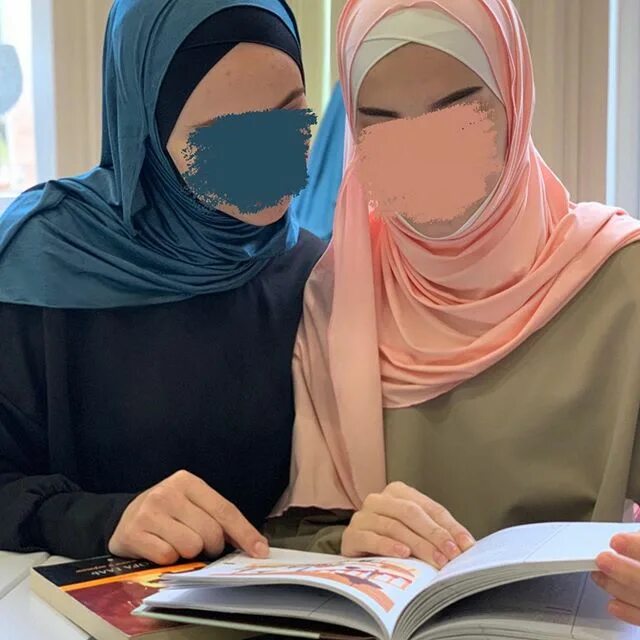 Женщина в хиджабе. Мусульманка на улице. Певица нура из кувейта. Чиммат ораш. Хлоя лямур хиджаб.