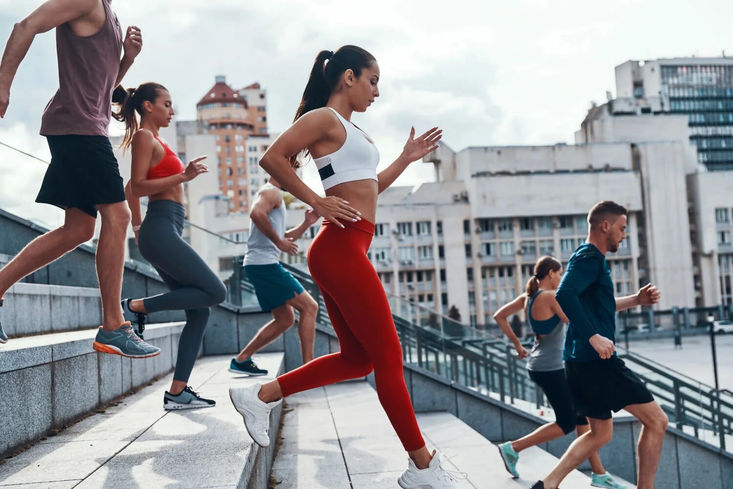 Спортивные люди. Человек спорт. Люди в спортивной одежде. Реклама спортивной одежды. Young people and sport