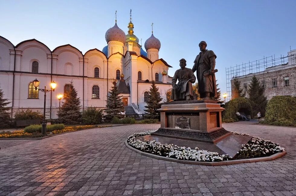 Памятник у Казанского Кремля. Памятник Казань Казань Кремль. Памятник зодчим Казанского Кремля в Казани.