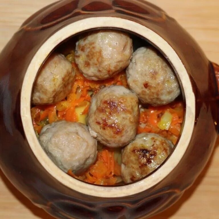 Жаркое в горшочках из свинины , картофеля,болгарского перца и помидоров . Пошаго