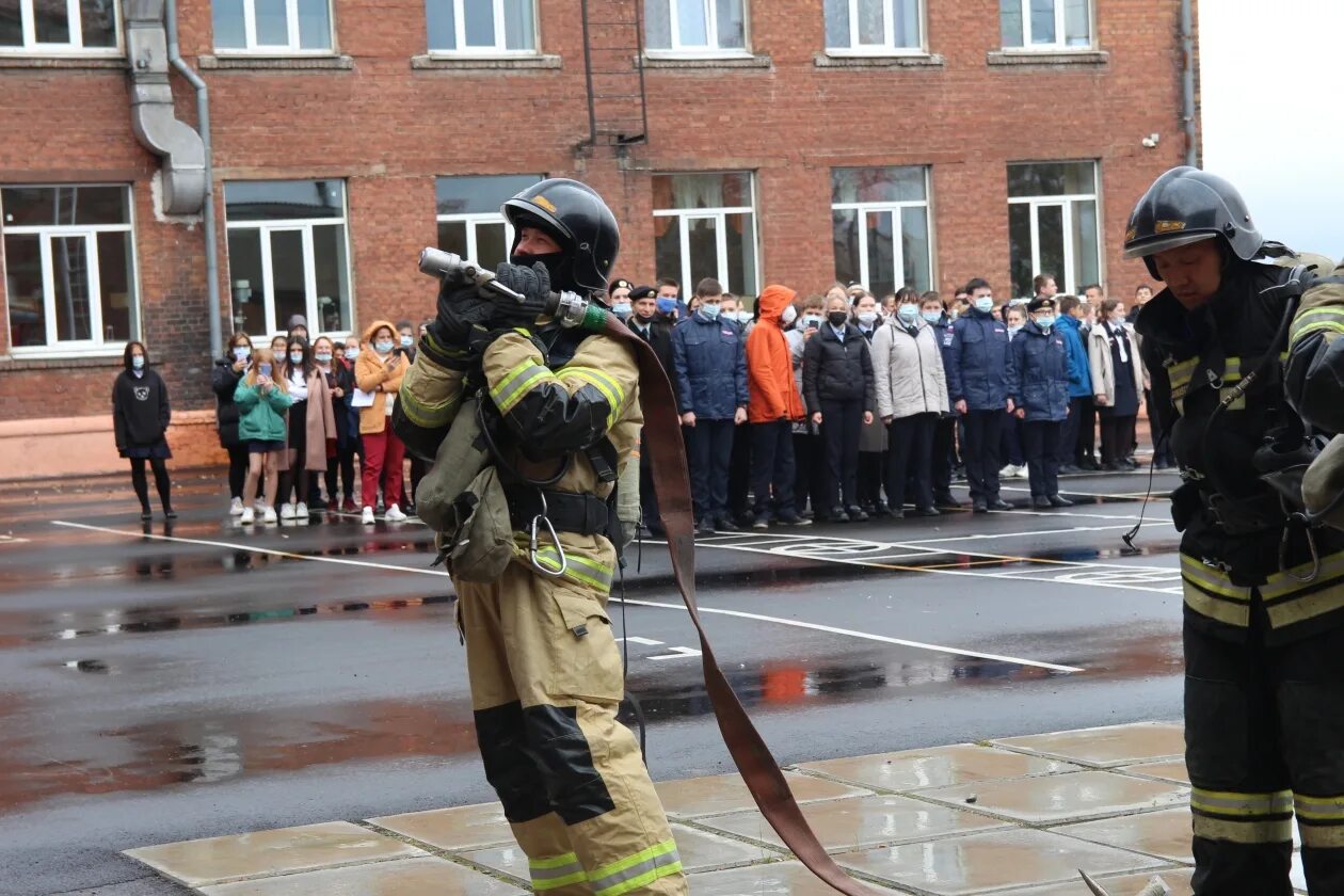 Учебная тревога в москве. Учебная пожарная эвакуация. Учебная пожарная эвакуация в школе. Эвакуация учебная тревога. Пожар в школе эвакуация.
