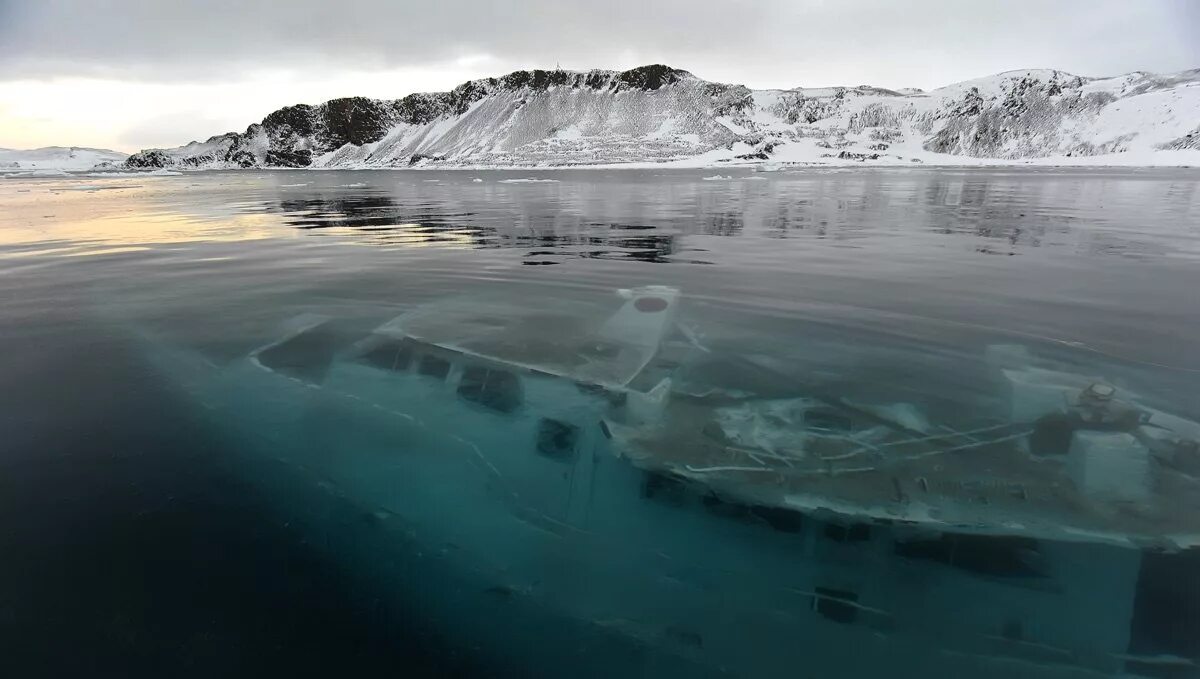 Замершее салсотто. Море Уэдделла в Антарктиде. Яхта Mar sem FIM В Антарктике. Затонувшая яхта в Антарктиде. Озеро озеро Дон Жуан в Антарктиде.