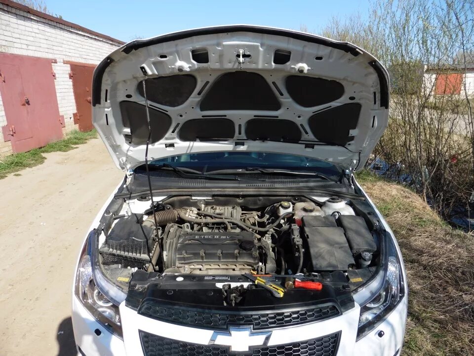 Упоры на капот - Chevrolet Cruze Hatchback, 1,8 л, 2013 года аксессуары DRIVE2
