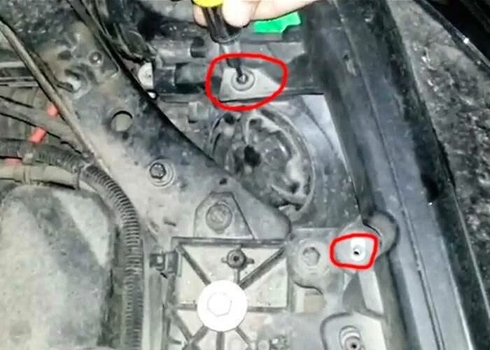 Как поменять лампочку в фаре рено флюенс Replacing the dipped beam lamp Renault Megane 3