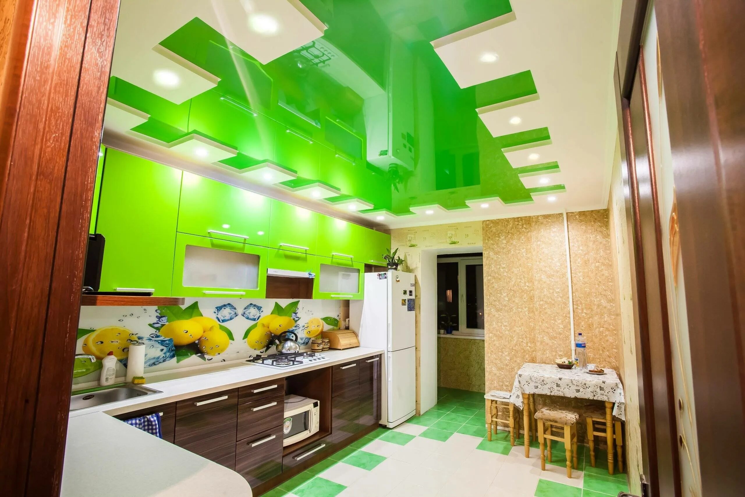 Натяжной потолок на кухне. Кухня в потолок. Подвесной потолок на кухне. Натяжнойпотолрк на кухню. Потолок кухня видео