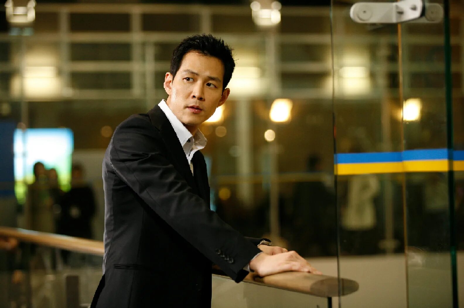 Человек спешит. Хен бин мошенники. Человек в костюме бежит. Люди в офисе. Люди в офисе.