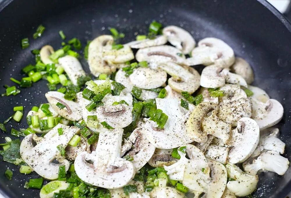 Вкусно пожарить шампиньоны на сковороде с луком. Шампиньоны фламбе. шампиньоны на сковороде. жареные шампиньоны. грибы на сковородке.