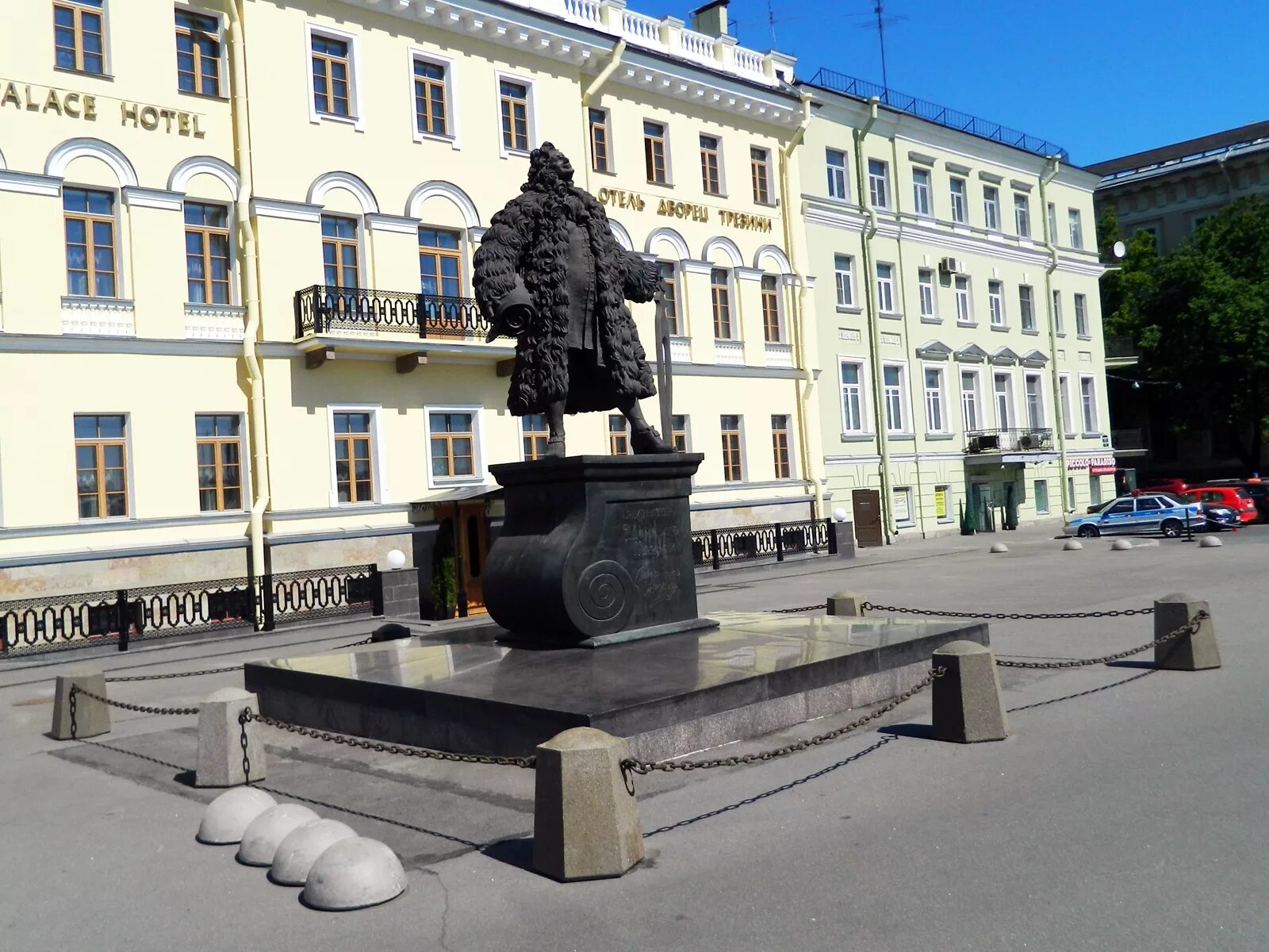 Доменико Трезини памятник. Памятник Трезини на Васильевском острове. Архитектор Доменико Трезини. Доменико Трезини Санкт Петербург.