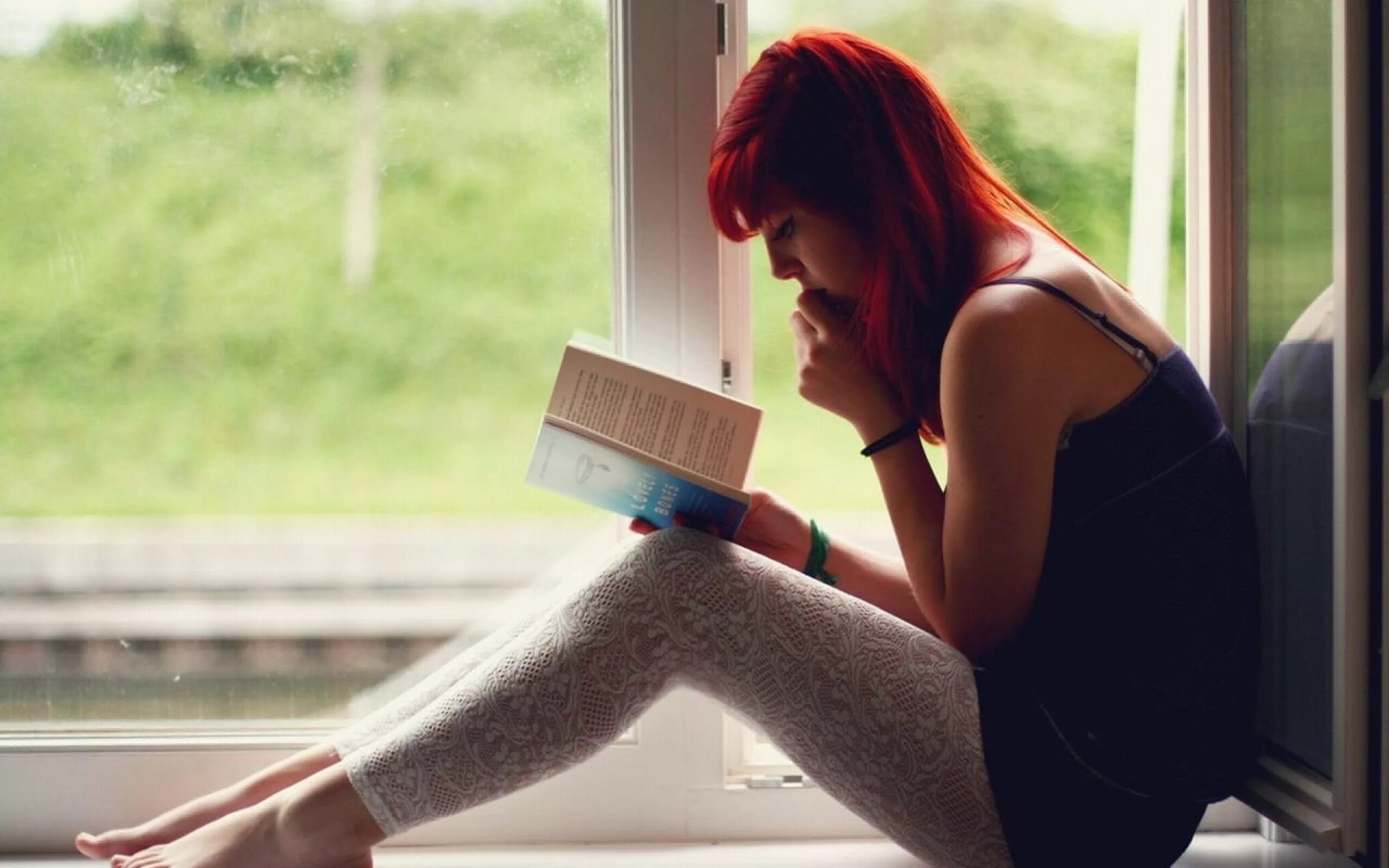 Девушка на подоконнике. Девушка с книжкой на подоконнике. Девушка с книгой. Рыжая девушка у окна. Я говорю меня слушают читать