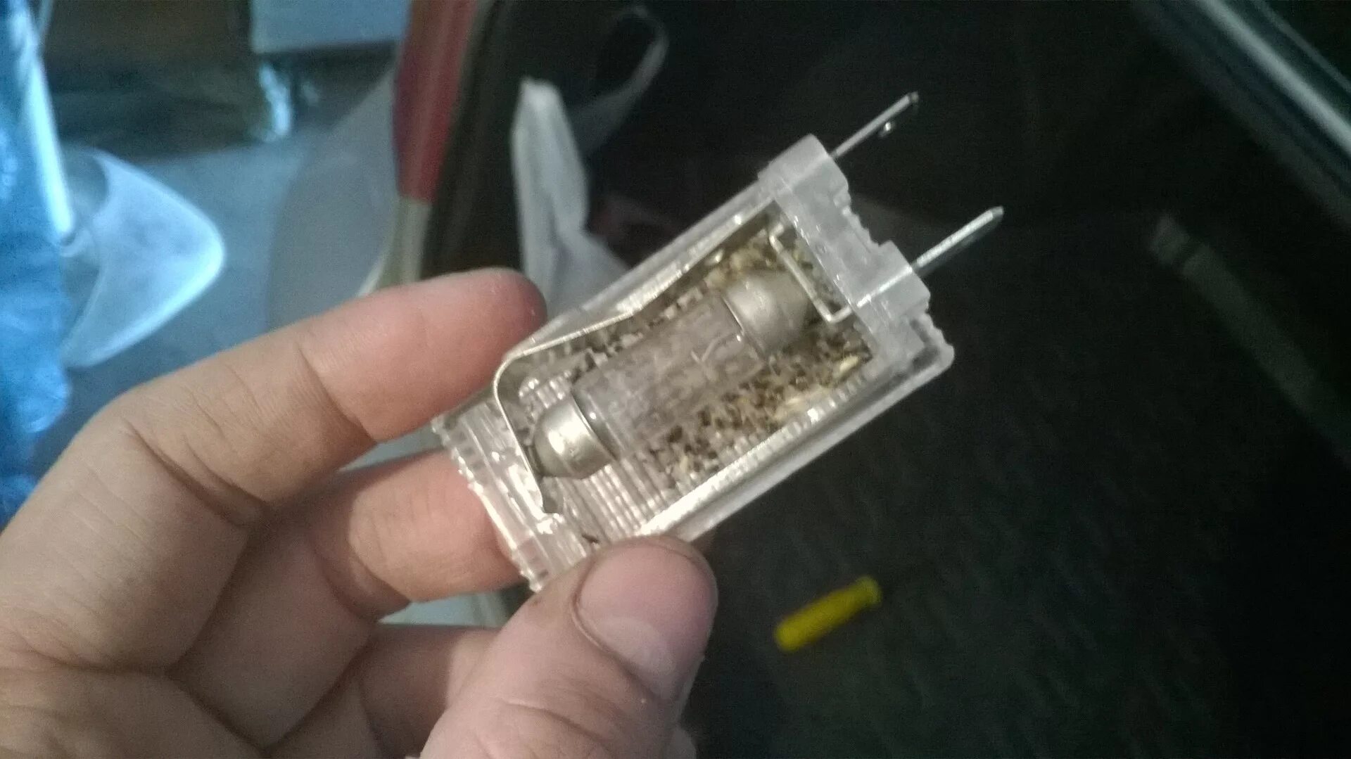 Как поменять лампочку освещения багажника Lamp replacement (Opel Astra J 2009-2015, petrol: Electrical equipment: Lighting