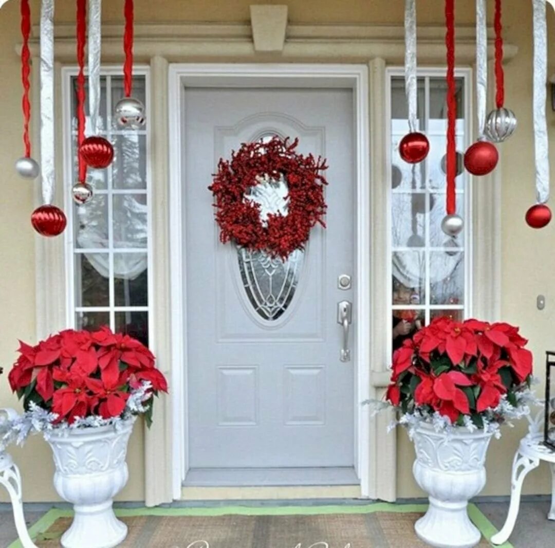Украшение входной группы. Новогоднее украшение на дверь. Рождественское украшение крыльца. Новогоднее украшение входной двери. Украшение дома цена