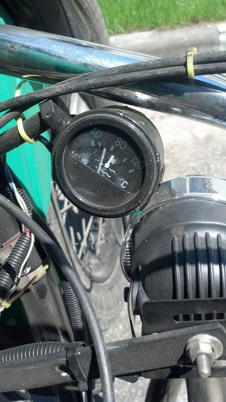 10. На мотоцикл днепр. Масла мотоцикл днепр. Мотоцикл урал масло в двигатель. Насос масляный мотоцикла днепр.