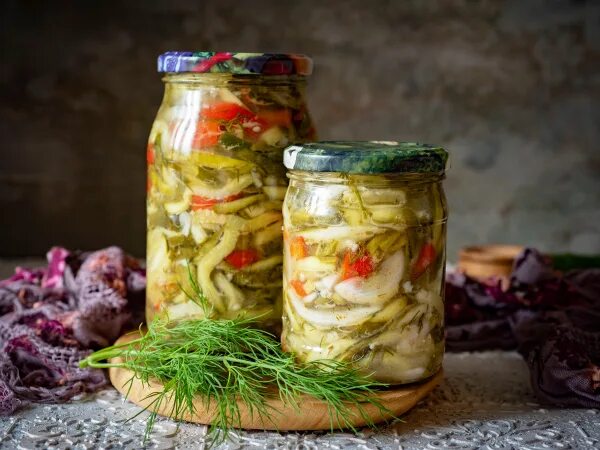Огурцы в зиму пальчики оближешь. Салаты на зиму самые вкусные. закуска из огурцов на зиму. салат в банке на зиму. острые огурцы на зиму.