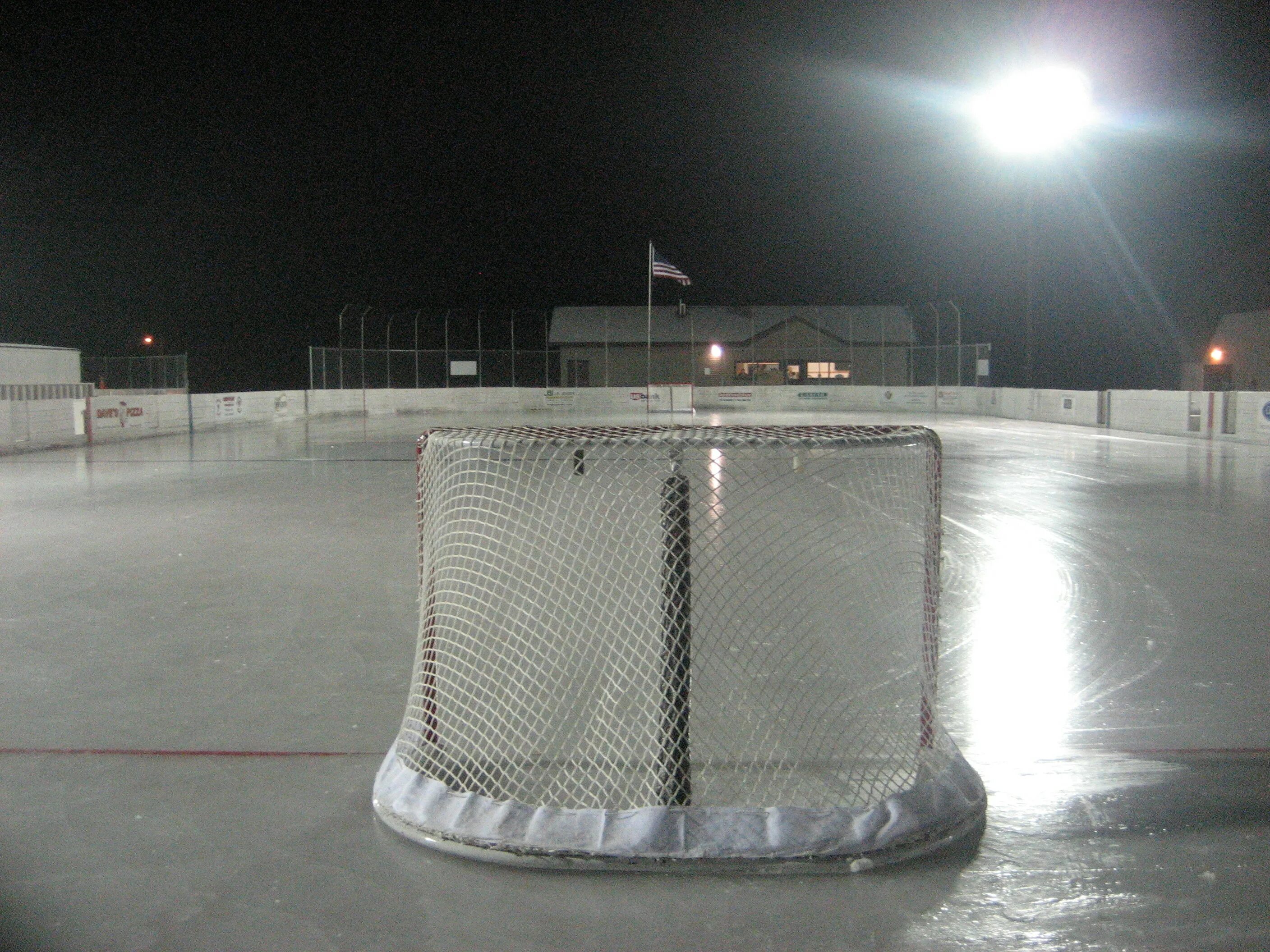 Ice Hockey Rink. Хоккейная площадка. Хоккейные коробки в Канаде. Лед на хоккейной площадке.