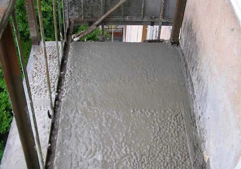 Стяжка пола на лоджии. Стяжка на лоджии. Стяжка пола с пеноплексом на балконе. Цементная стяжка на балконе. Стяжка на балконе.