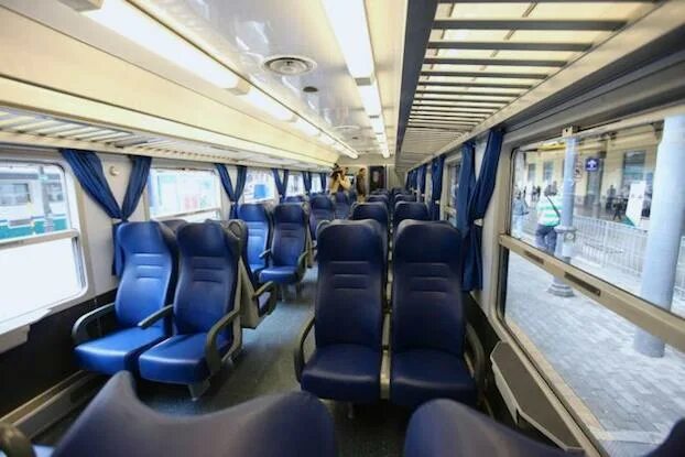 Trenitalia поезда внутри. Пригородные поезда внутри. Поезд в Италии внутри. Итальянский электропоезд.