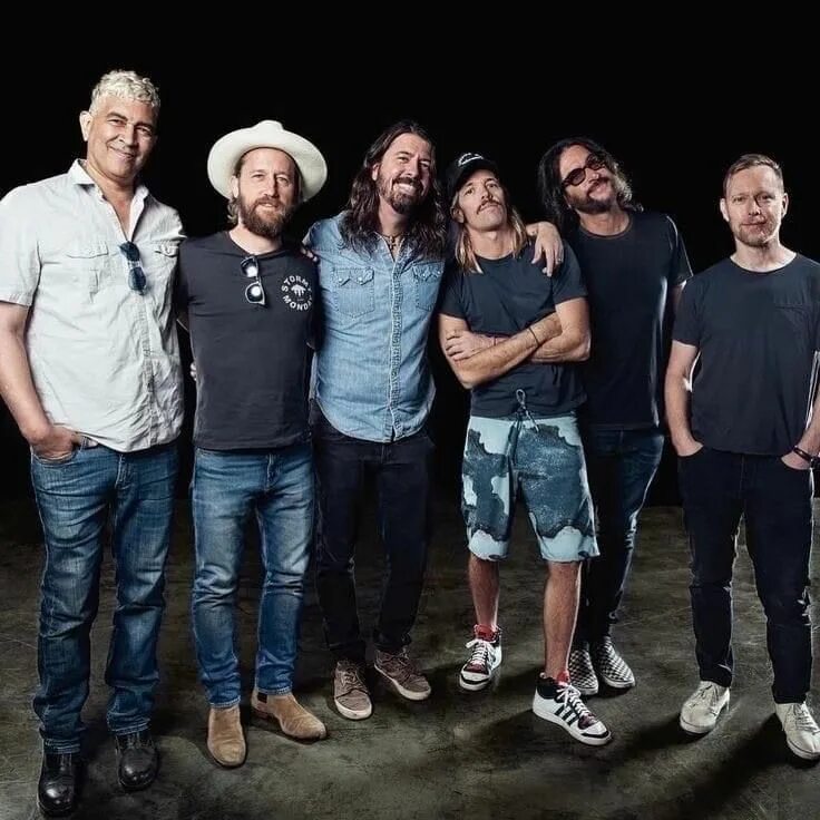 Fu группа. Foo fighters. foo fighters рок-группа. фу файтерс участники. вокалист фу файтерс.