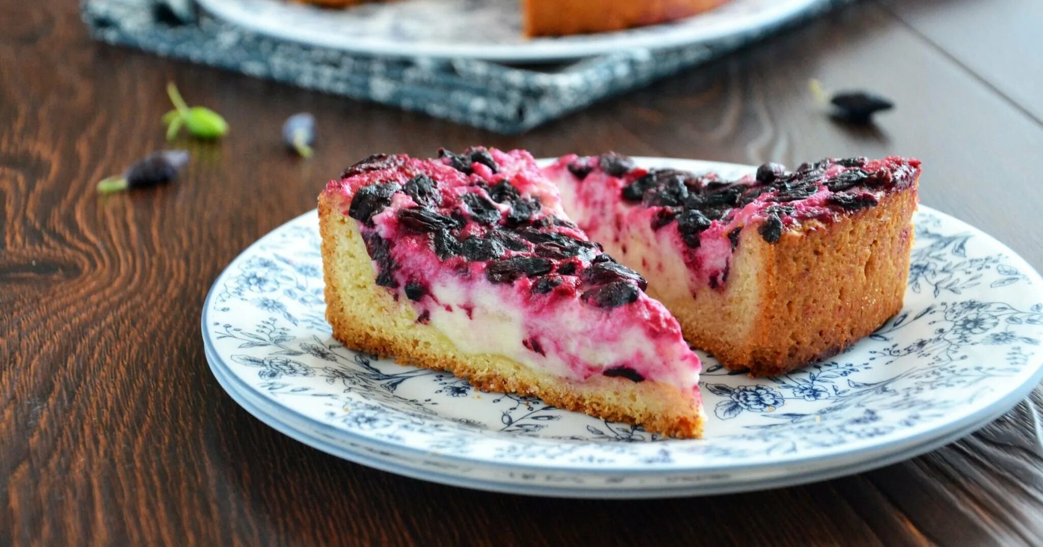 Выпечка с жимолостью. Песочный пирог с жимолостью и творогом. Выпечка с жимолостью рецепт. Выпечка с жимолостью. Песочный пирог с жимолостью и творогом.