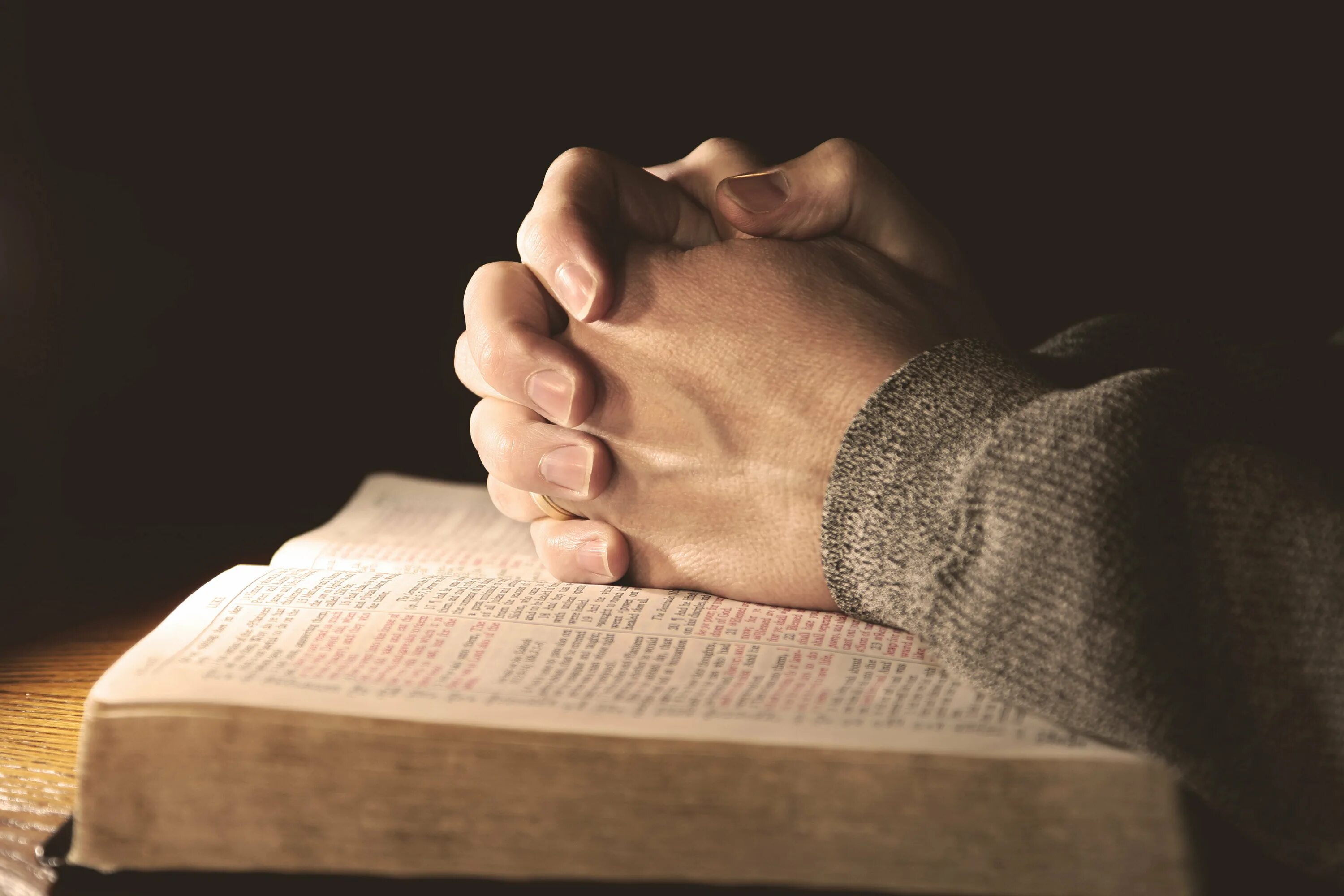 Человек молится. Человек молится Богу. Размышление над Библией. Библия в руках. You should book your