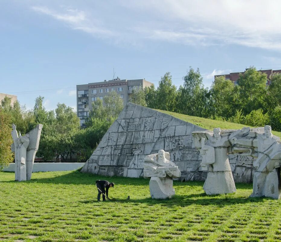Памятники у дворца пионеров киров. Курганы у дворца пионеров киров. Памятники у дворца пионеров киров. Сайт мемориала киров. Сайт мемориала киров.