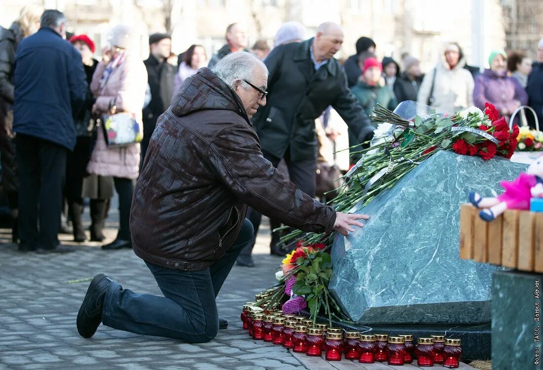 Список погибших кемерово зимняя. Зимняя вишня Кемерово могилы. Трагедия в зимней вишне Кемерово.