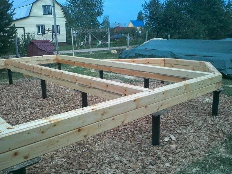 Лаги из бруса 150х150. Обвязка винтовых свай брусом 100х200. Обвязочный брус на винтовых сваях. Обвязка винтовых свай брусом 100х150. Обвязка свайного фундамента брусом 100х150.