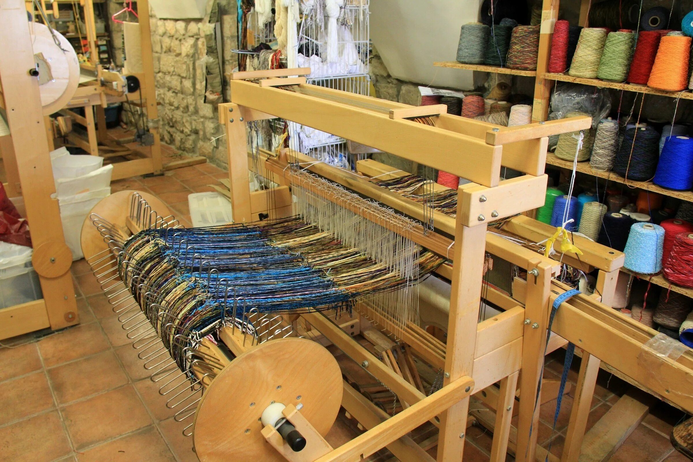Древний ткацкий станок. Домотканые половики народный промысел. Ткацкий станок 1622. Ткацкий станок ссср мт-2м 1991. Как называется ткацкое.