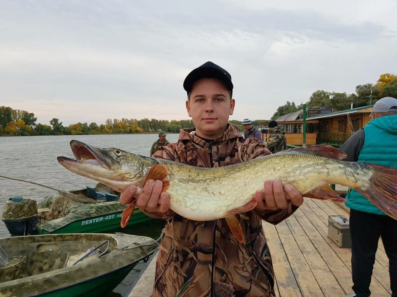 Рыбалка в астрахани когда лучше. Астрахань Волга река рыбалка. Астрахань Волга рыбалка. Рыбалка в Астрахани. Рыбалка на Волге Астраханская область.