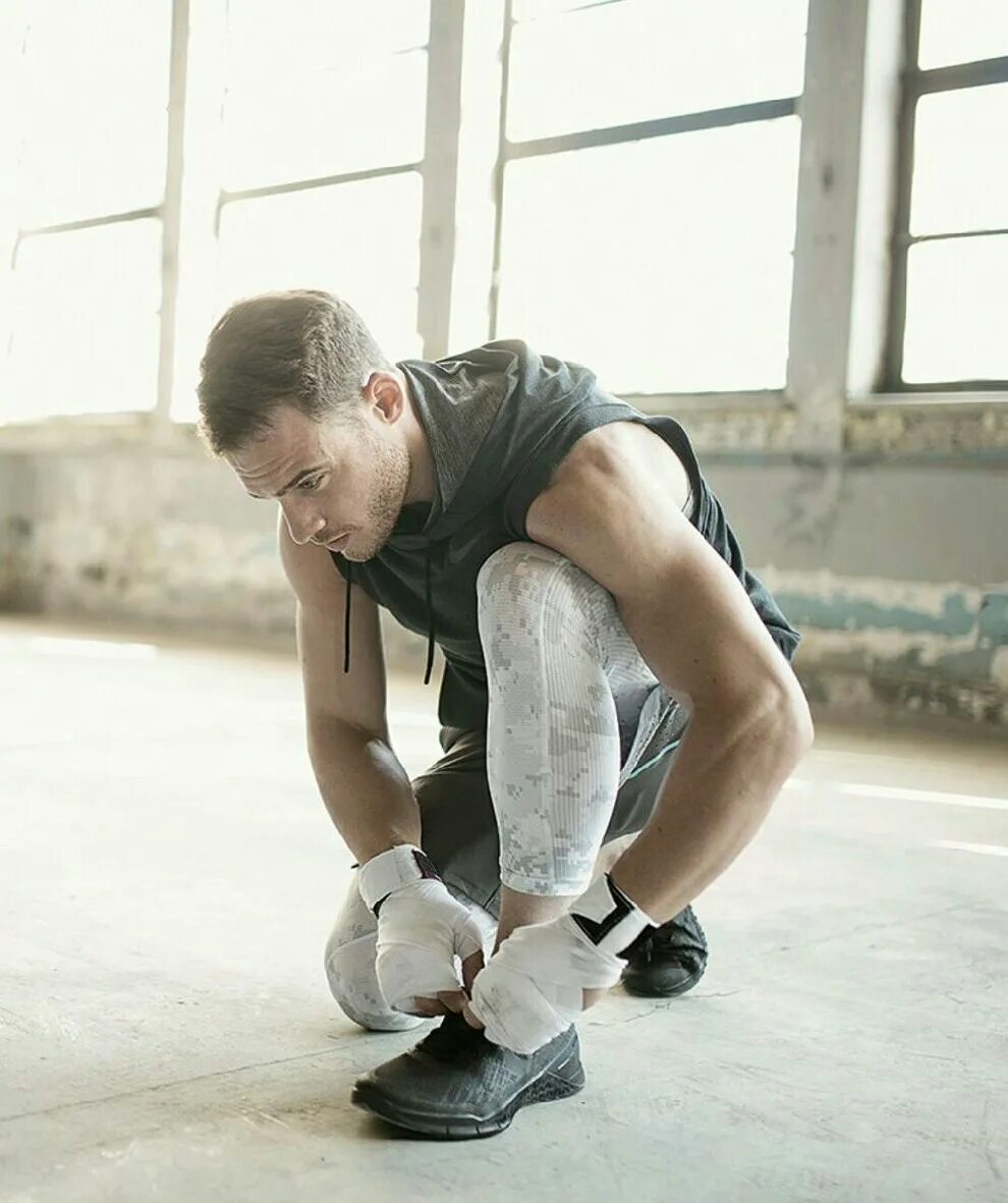 Керем Бюрсин. Керем Бурсин торс. Керем Бурсин under Armour.