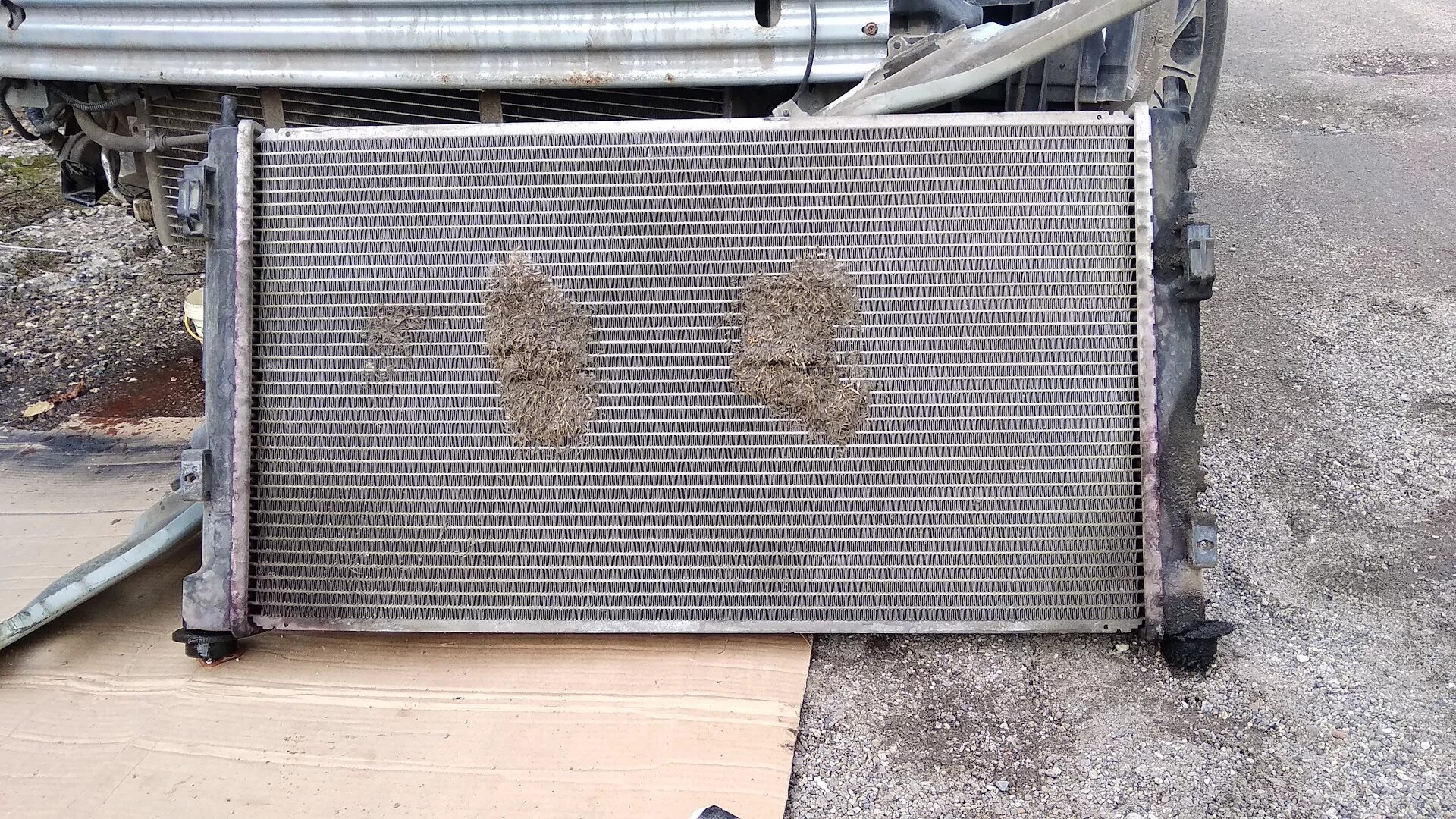 Крепление радиатора ваз 2107. Крепление радиатора ваз 2112. Крепление радиатора охлаждения ваз 2110. Замена радиатора авто. Радиатор охлаждения двигателя фрилендер 2.