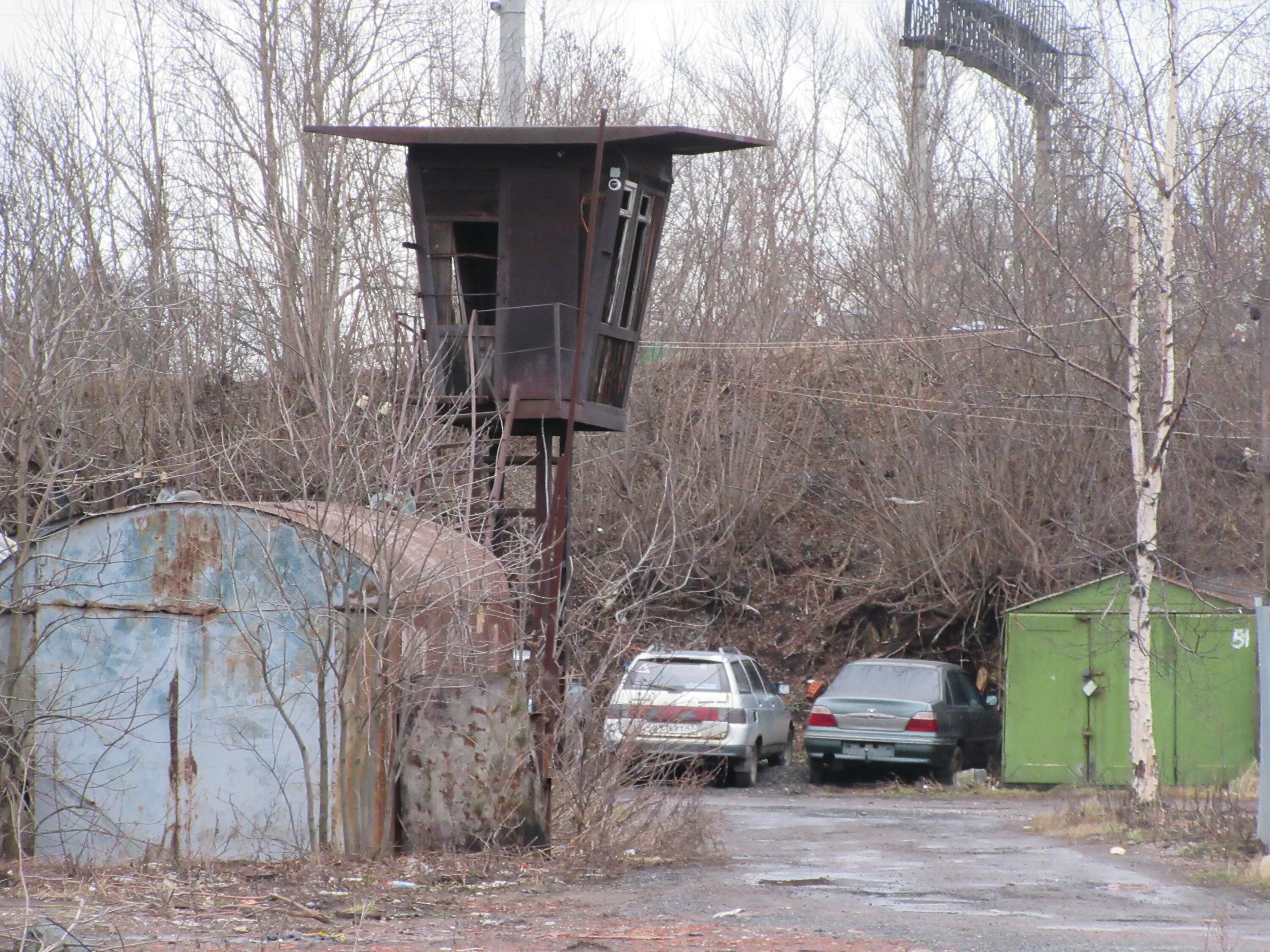 Охранник на кладбище. Санкт-Петербург улица Гастелло 28 будка. Охранная будка. Разваленная будка. Заброшенная будка.