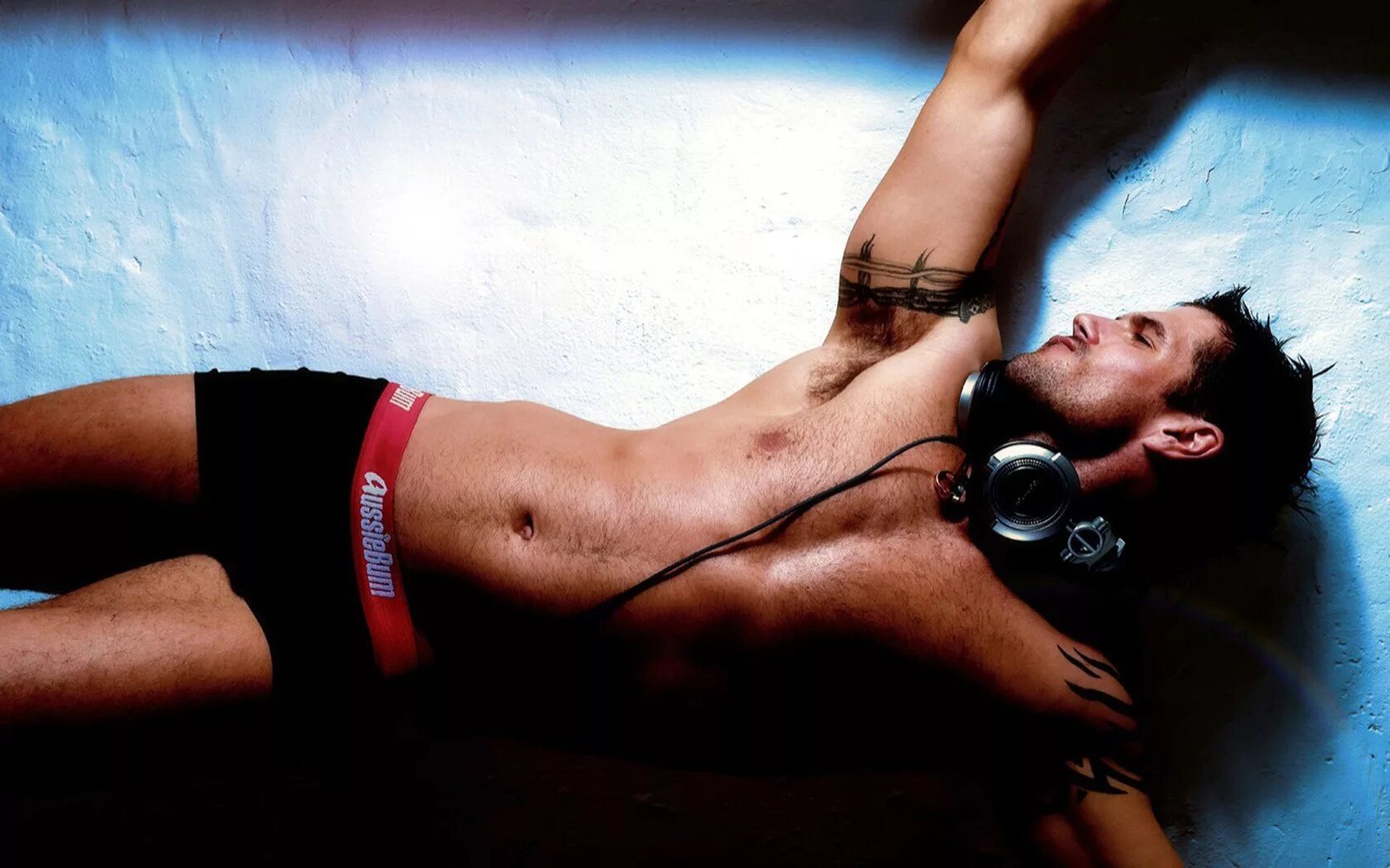 Парень в наушниках. Связаны песня парень. Мужчина в цепях. Качок в наушниках. Электро армянин текст песни.