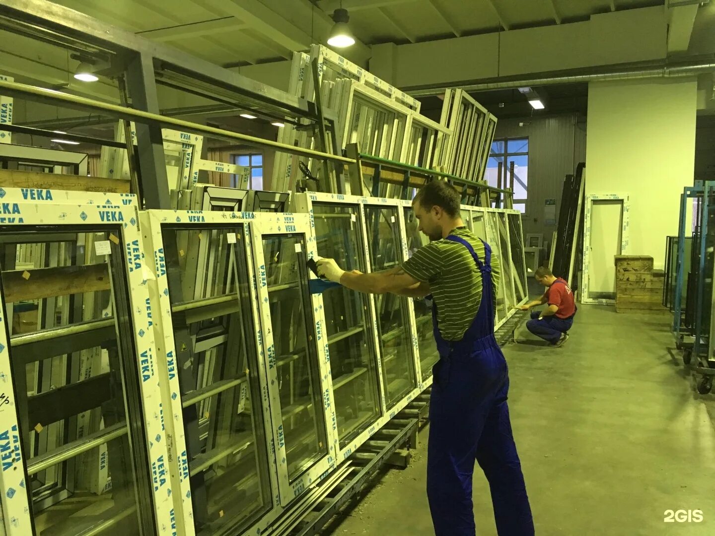 Ооо «фолие». Установщик пластиковых окон. Пластиковые окна цех. Завод пластиковых окон. Цех пвх окон.