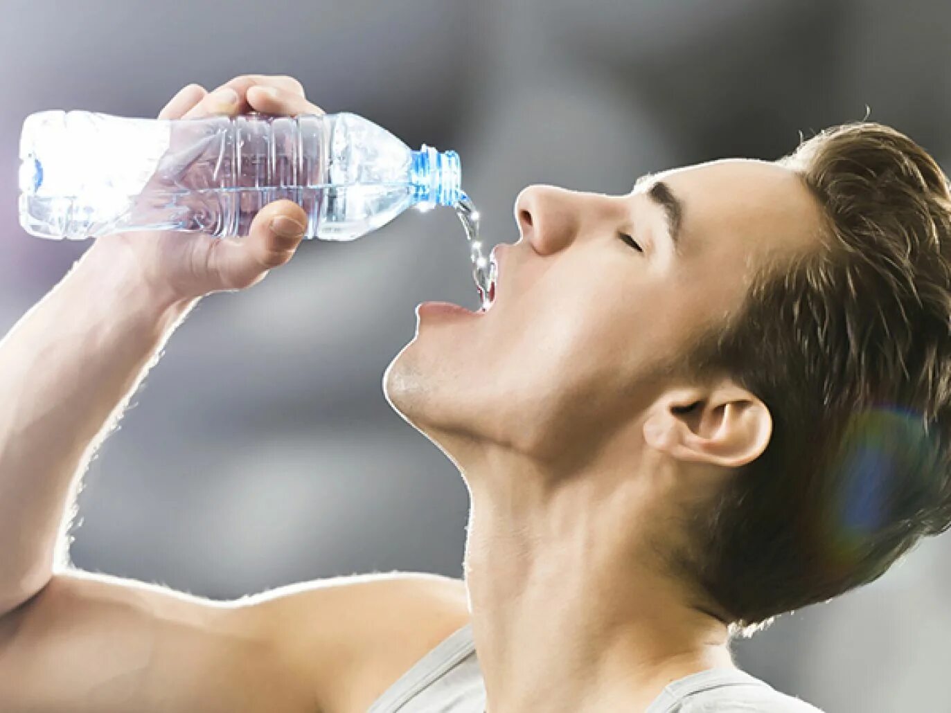 Повышенная жажда. Мужик пьет воду. Юноша пьет воду. Фото мужчина пьет воду. Gigguk Drinks Water.